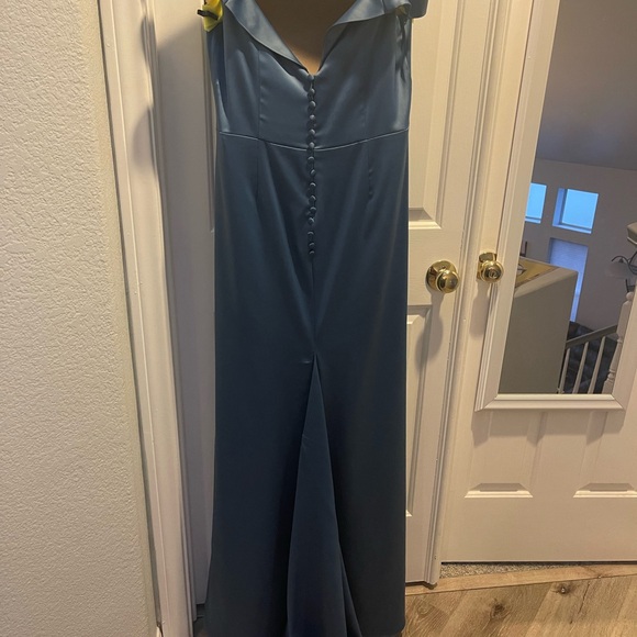 David’s Bridal formal / bridesmaid dress Size 12 - Picture 4 of 9